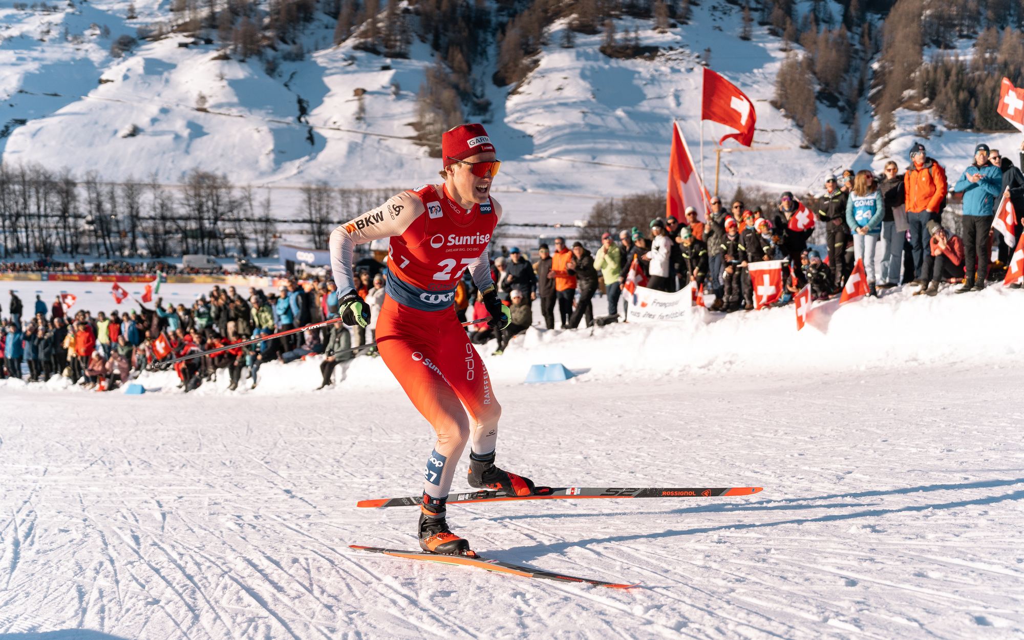 Ilan Pittier en course, dossard 27, skis Rossignol